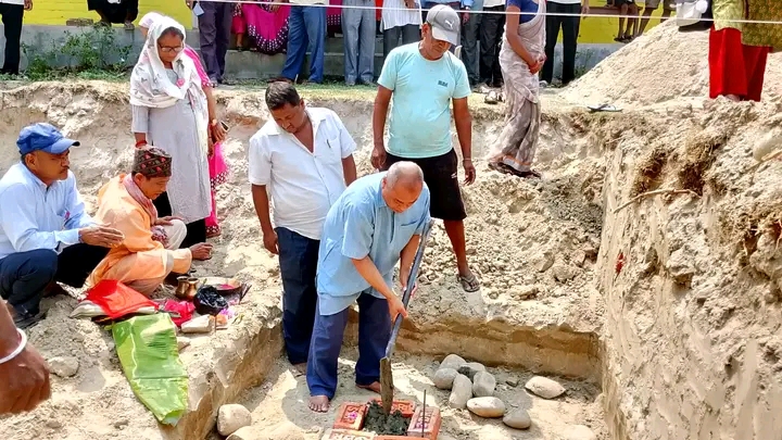 मन्त्री लेखीद्वारा आधारभूत विद्यालय पिप्रापूर्वको दुई कोठे पक्की भवनको शिलान्यास